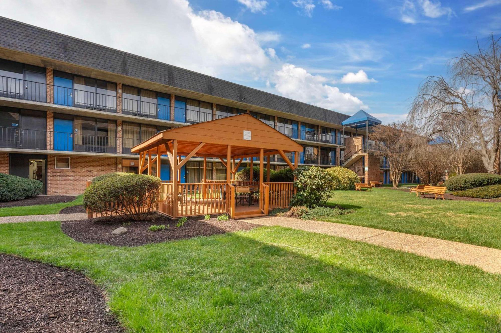 Suburban Studios Tysons Corner Vienna Bagian luar foto
