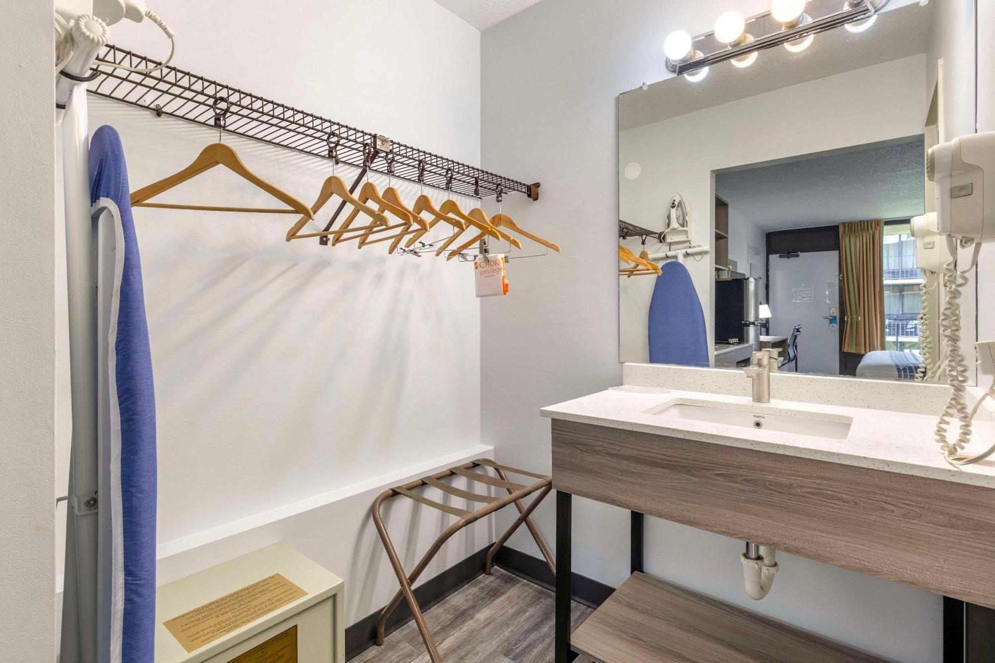 Suburban Studios Tysons Corner Vienna Bagian luar foto